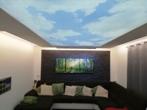 Tuchspanndecke mit hochwertigem Fotodruck im Wohnzimmer – textile Spanndecke mit individuellem Motiv von TopDecken in Wiesbaden, Frankfurt & deutschlandweit