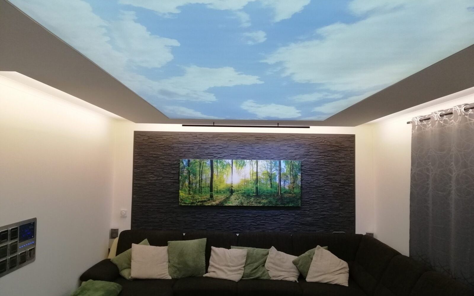 Tuchspanndecke mit hochwertigem Fotodruck im Wohnzimmer – textile Spanndecke mit individuellem Motiv von TopDecken in Wiesbaden, Frankfurt & deutschlandweit