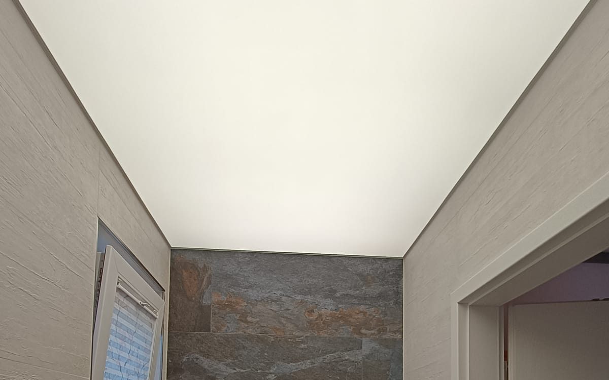 Lichtdecke im Badezimmer mit heller LED-Beleuchtung