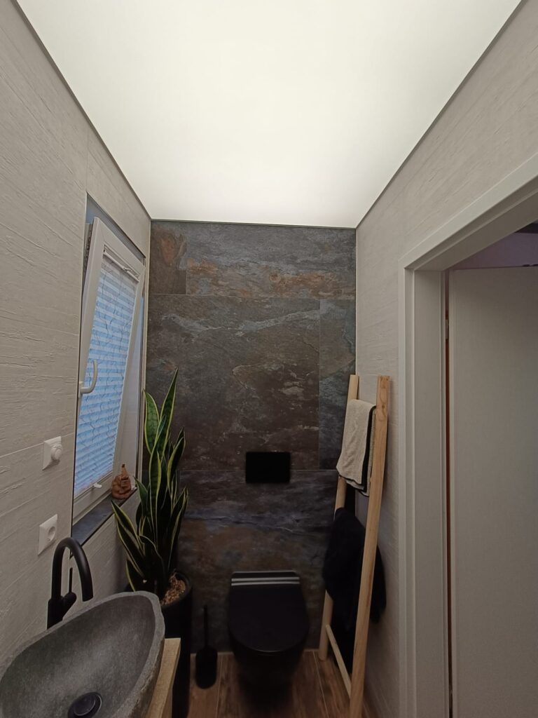 Lichtdecke im Badezimmer mit heller LED-Beleuchtung
