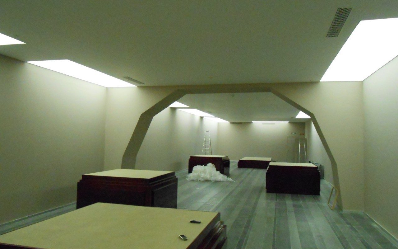 Halbtransparente Spanndecke mit moderner LED-Hintergrundbeleuchtung im Museum – exklusive Deckengestaltung von TopDecken in Wiesbaden, Frankfurt & deutschlandweit