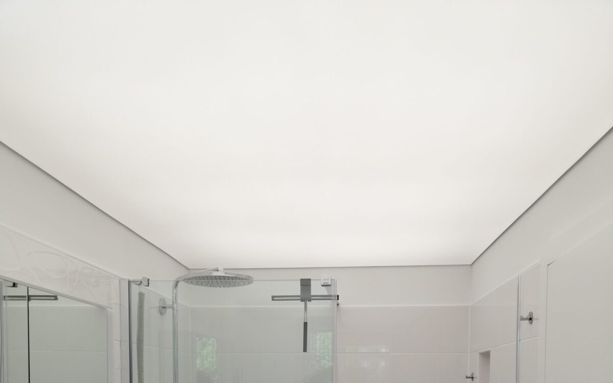 Lichtdecke im Badezimmer – halbtransparente, leuchtende Spanndecke mit integrierter LED-Beleuchtung von TopDecken in Wiesbaden, Frankfurt & deutschlandweit