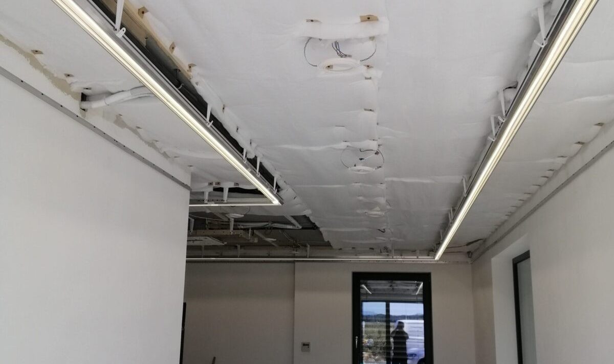 Montage von Akustikmaterial vor der Installation einer Spanndecke