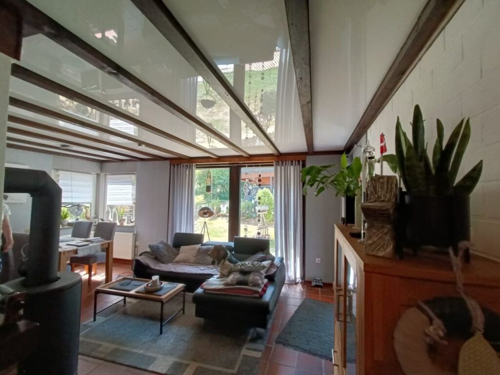 Glanz Spanndecke im Wohnzimmer mit heller Raumwirkung