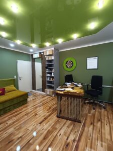 Glanz Spanndecke im Büro – elegante Hochglanz-Decke für moderne Arbeitsräume von TopDecken in Wiesbaden, Frankfurt & deutschlandweit