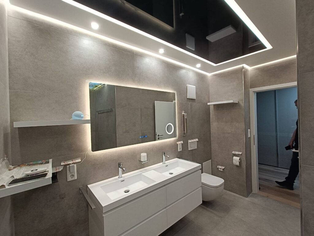 Spanndecke im Badezimmer mit modernen LED-Lichtlinien und indirekter Beleuchtung – TopDecken Wiesbaden, Frankfurt & deutschlandweit