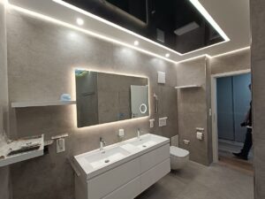 Spanndecke im Badezimmer mit modernen LED-Lichtlinien und indirekter Beleuchtung – TopDecken Wiesbaden, Frankfurt & deutschlandweit