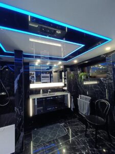Schwarze und weiße Glanz-Spanndecke im Badezimmer mit modernen LED-Lichtlinien – exklusive Hochglanz-Deckengestaltung von TopDecken in Wiesbaden, Frankfurt & deutschlandweit