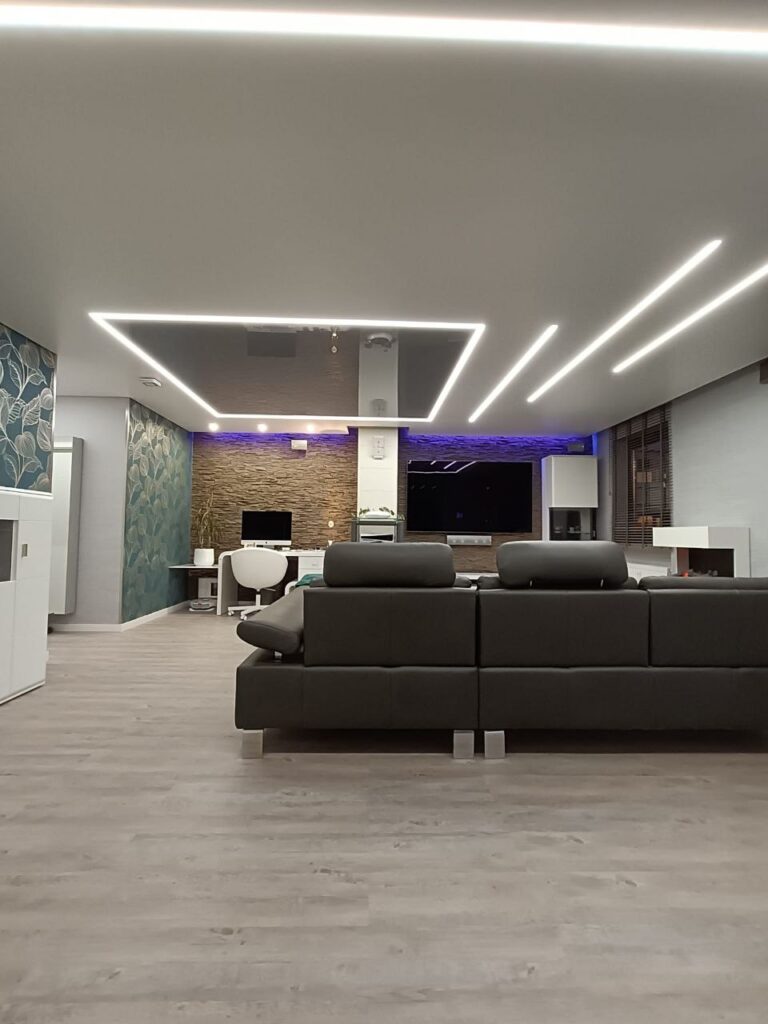 Lichtdecke im Wohnzimmer mit LED-Lichtlinien