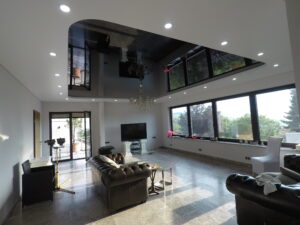 Schwarze Glanz-Spanndecke in Kombination mit matter Spanndecke im Wohnzimmer – modernes Decken-Design von TopDecken in Wiesbaden, Frankfurt & deutschlandweit