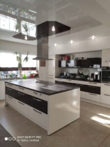 Schwarze und weiße Glanz-Spanndecke in der Küche mit modernen LED-Spots – exklusive Hochglanz-Deckengestaltung von TopDecken in Wiesbaden, Frankfurt & deutschlandweit