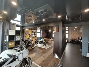 Glanz Spanndecke im Motorradsalon mit Hochglanz-Effekt und LED-Beleuchtung – professionelle Deckengestaltung von TopDecken in Wiesbaden, Frankfurt & deutschlandweit