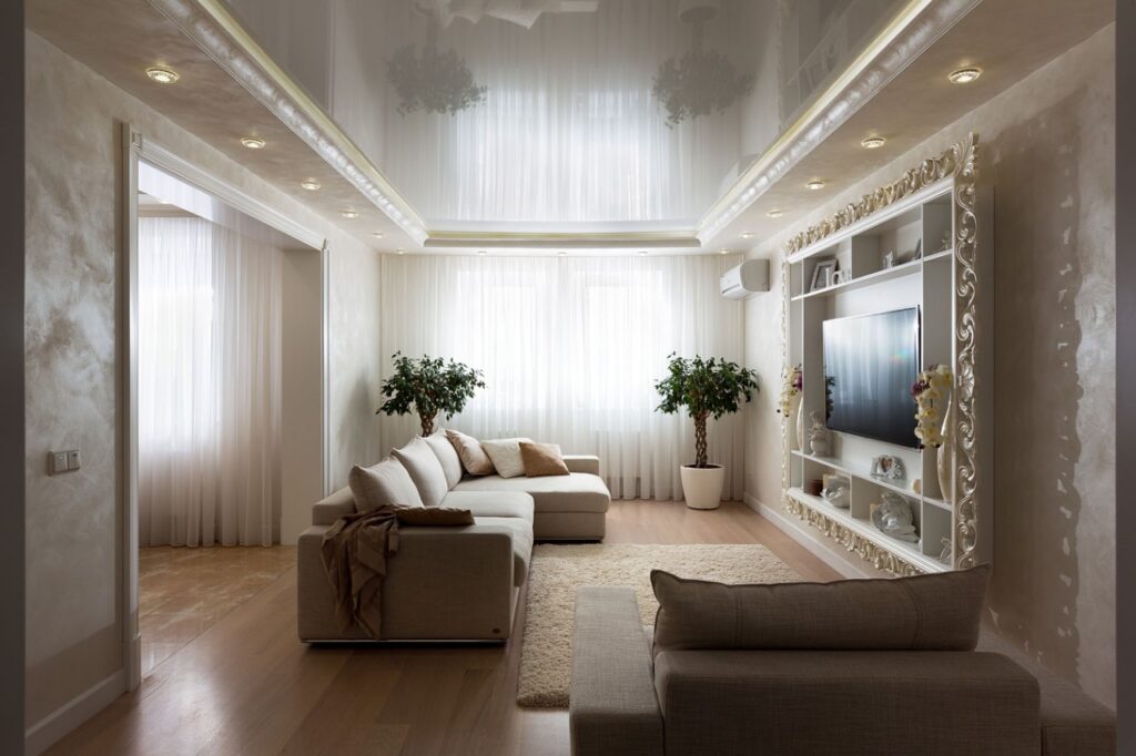 Glänzende Spanndecke im klassischen Wohnzimmer – elegante Hochglanz-Deckenlösung im klassischen Stil von TopDecken in Wiesbaden, Frankfurt & deutschlandweit