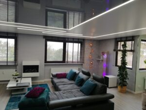 Glanz Spanndecke im Wohnzimmer mit moderner LED-Lichtlinie – elegante Hochglanz-Decke von TopDecken in Wiesbaden, Frankfurt & deutschlandweit