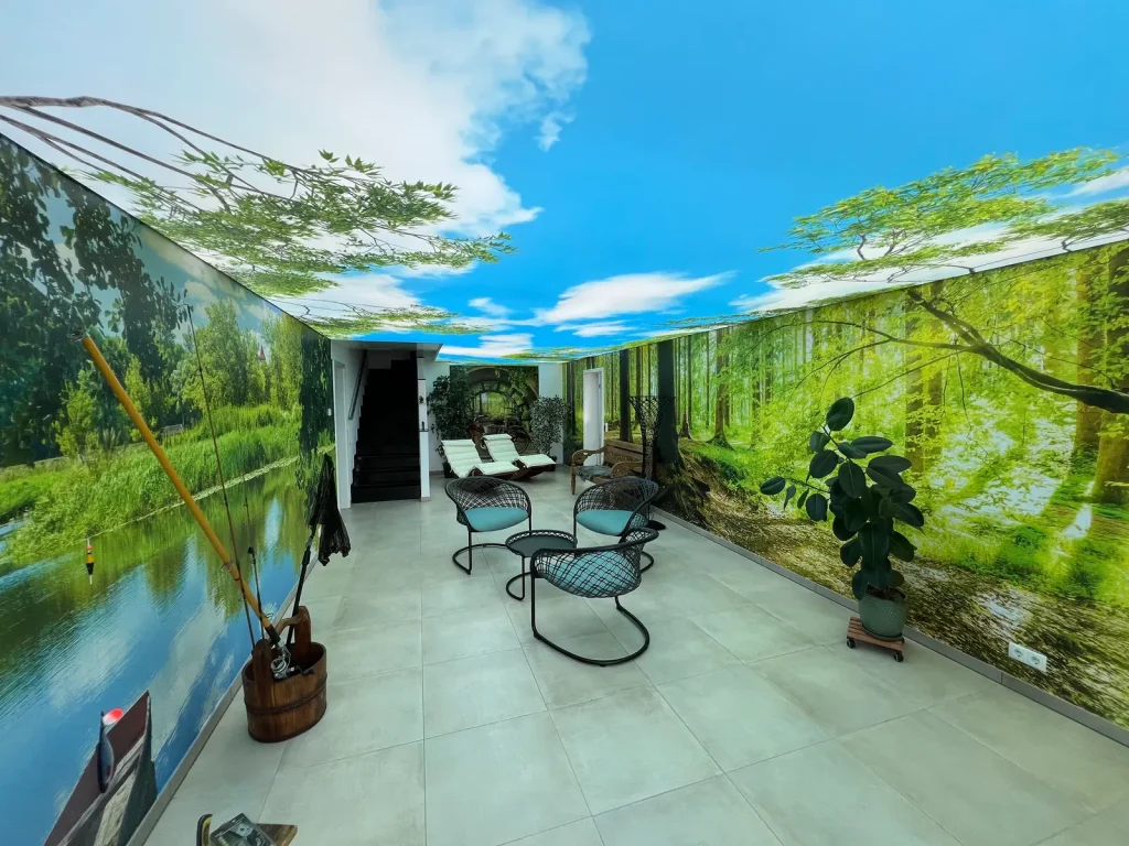 Spanndecken mit Fotodruck in einem modernen Innenraum