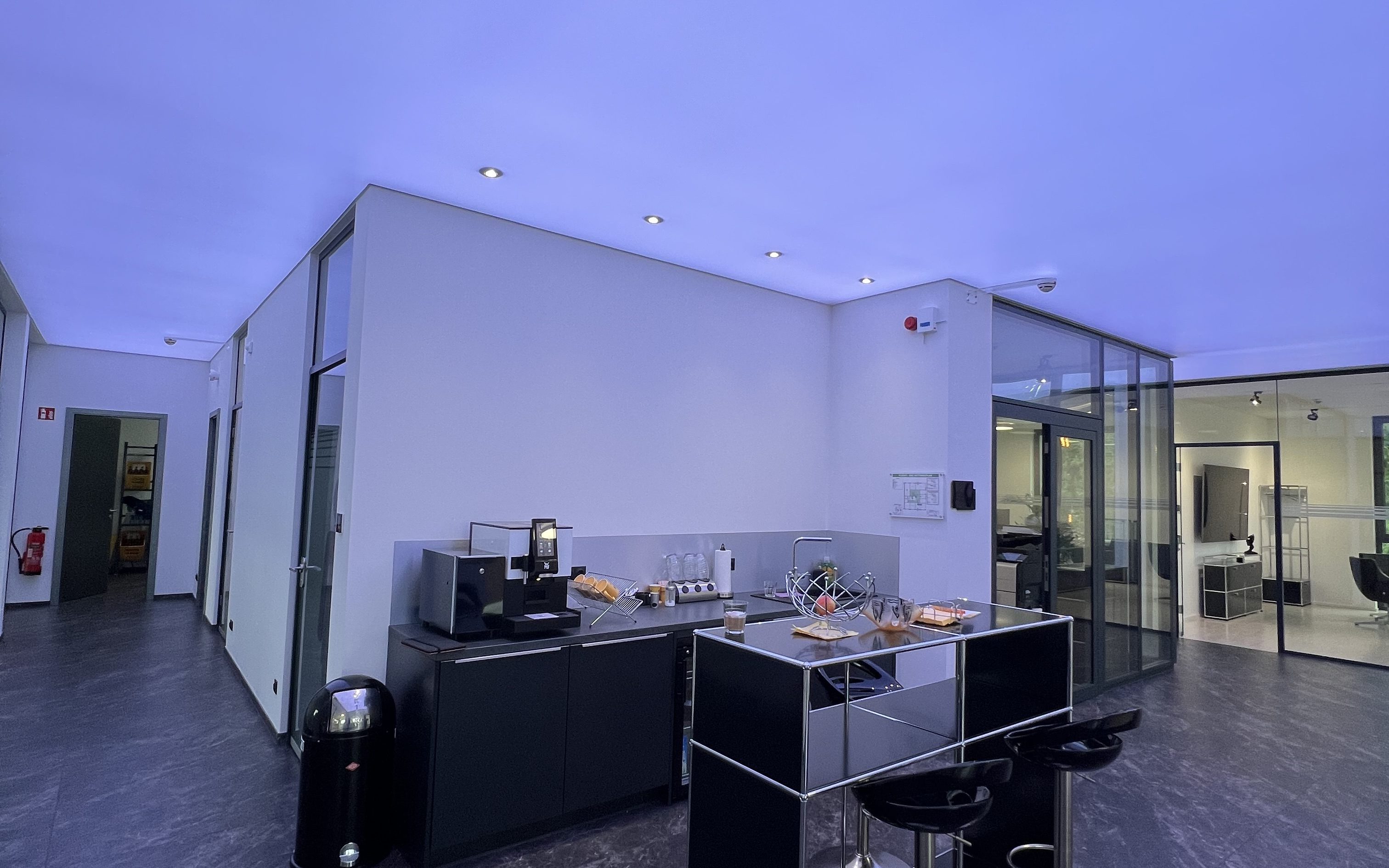 Halbtransparente Spanndecke mit eleganter LED-Hintergrundbeleuchtung im modernen Büro – exklusive Deckenlösung von TopDecken in Wiesbaden, Frankfurt & deutschlandweit