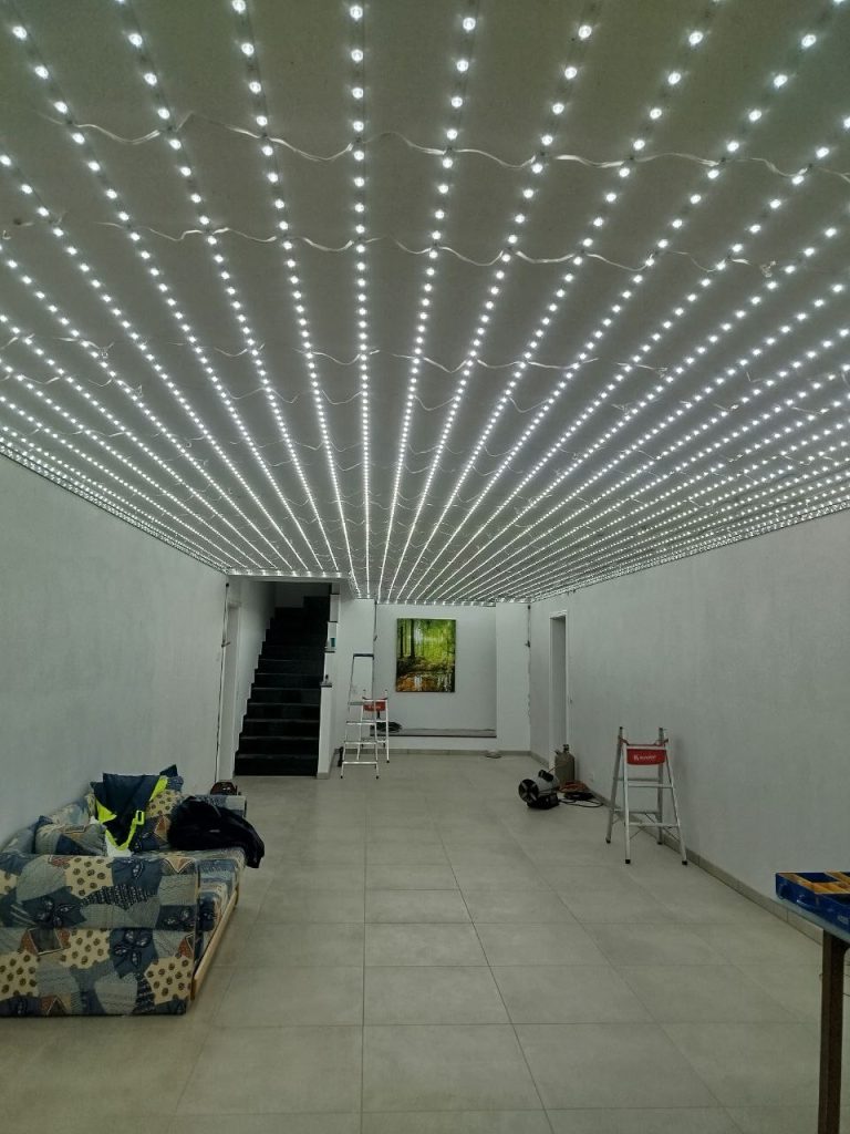 Technischer Aufbau einer LED-Lichtdecke mit lichtdurchlässiger Spanndecke und gleichmäßiger LED-Hinterleuchtung.