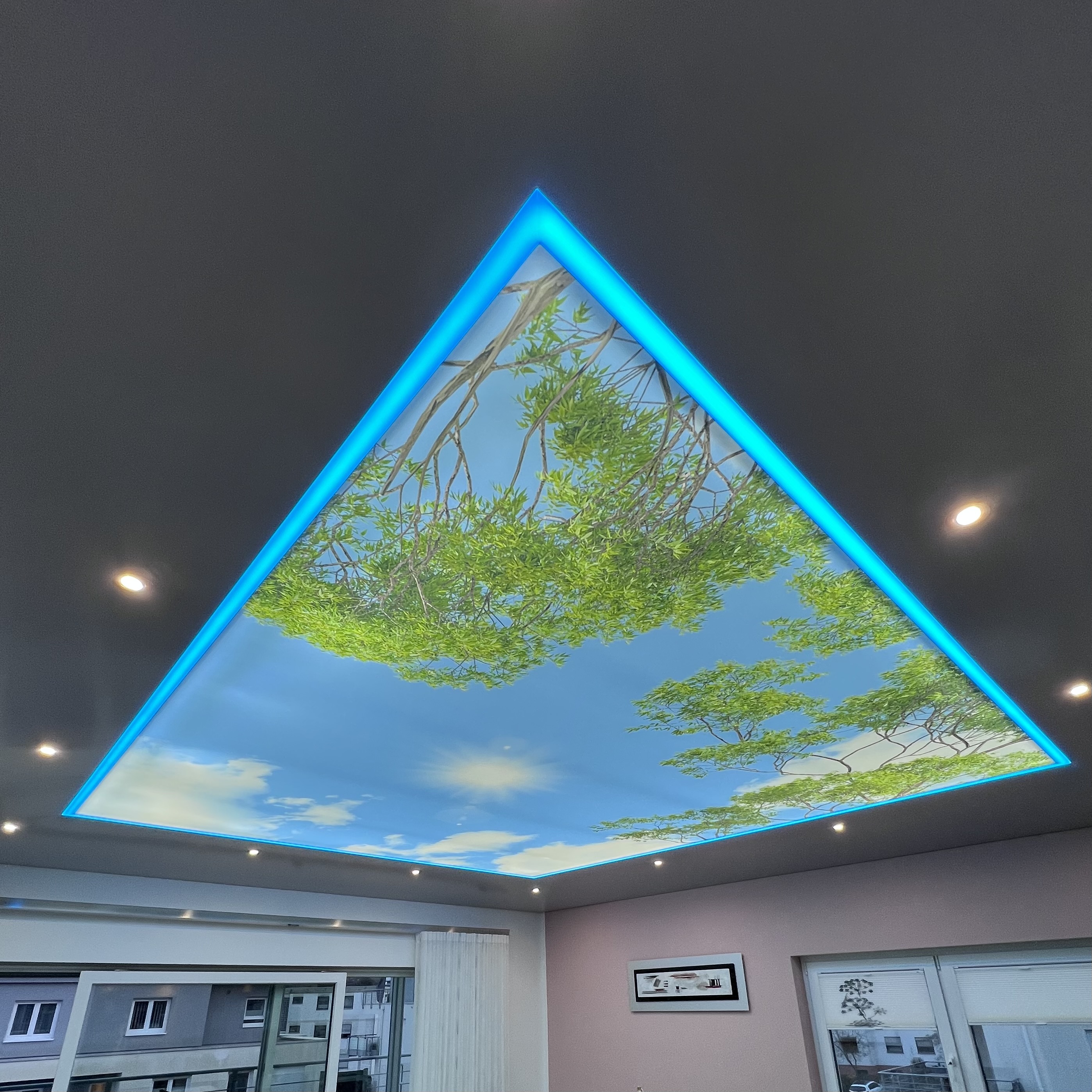 Moderne Lichtdecke mit integrierter LED-Beleuchtung