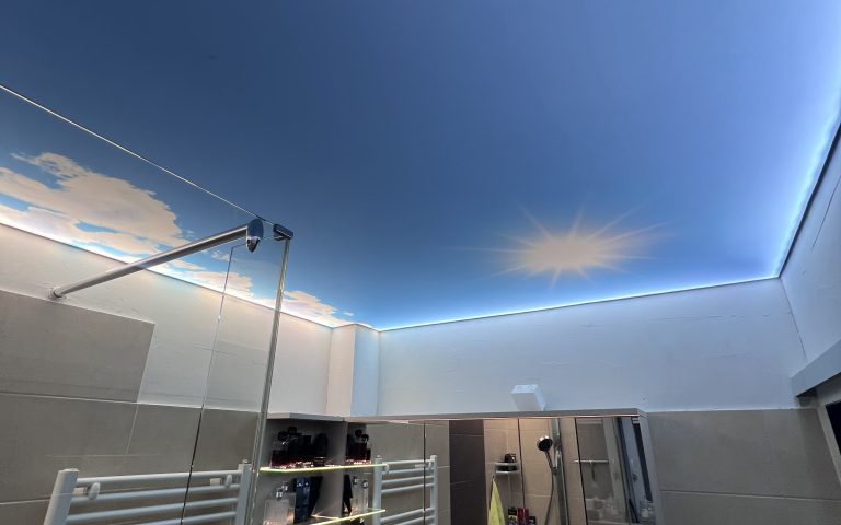 Lichtdecke im Badezimmer als moderne Lösung mit LED-Beleuchtung