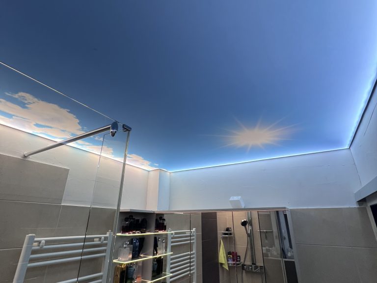 Lichtdecke im Badezimmer als moderne Lösung mit LED-Beleuchtung