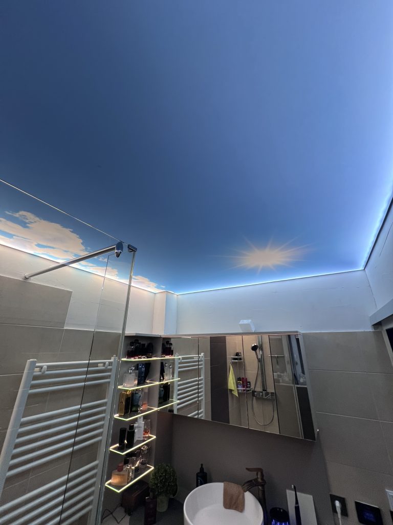 Lichtdecke im Badezimmer als moderne Lösung mit LED-Beleuchtung

