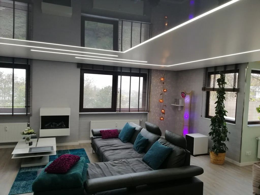 Spanndecke im Wohnzimmer mit Lichtlinien und moderner Beleuchtung