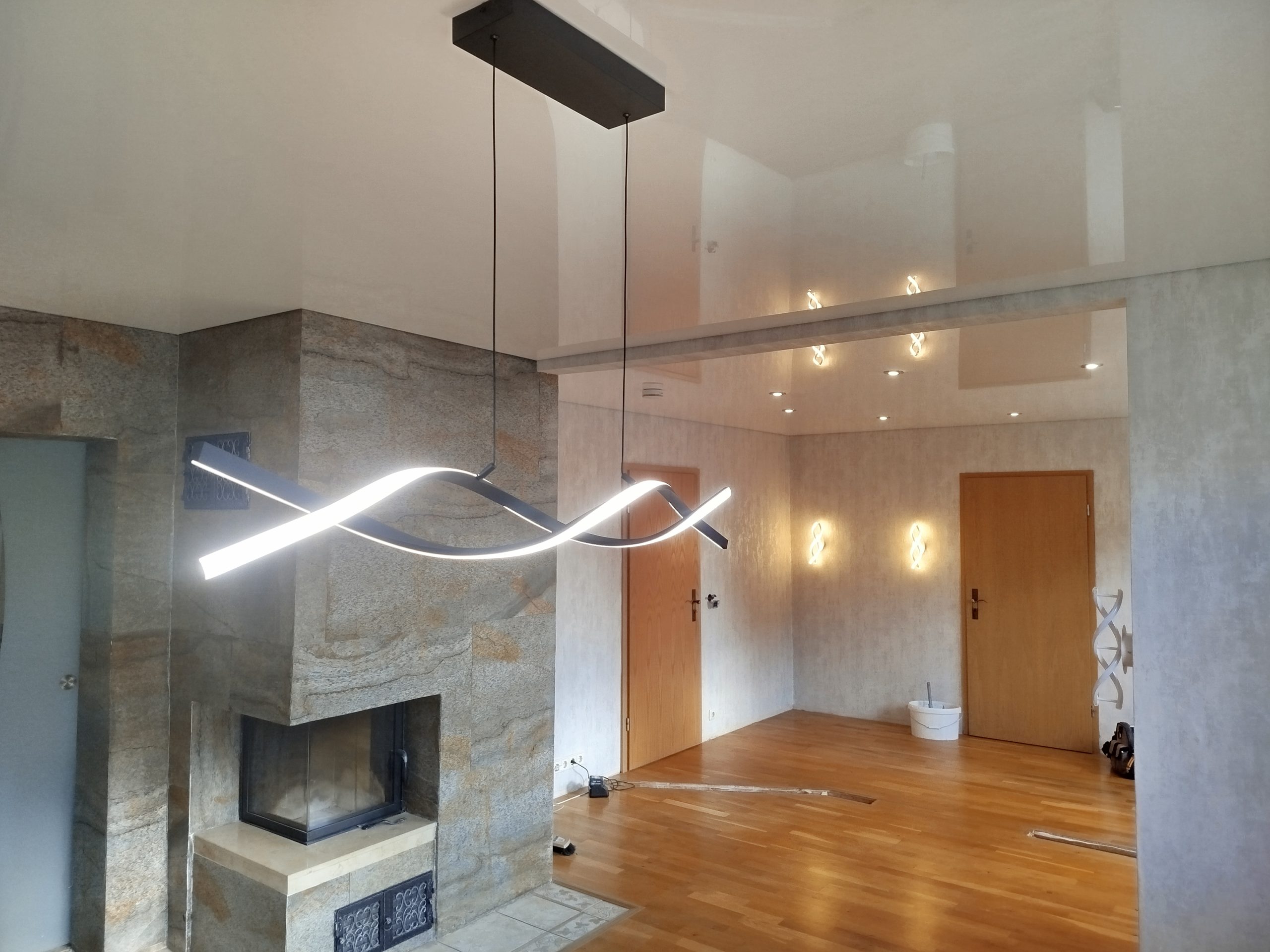 Glanz Spanndecke im Wohnzimmer mit moderner Beleuchtung