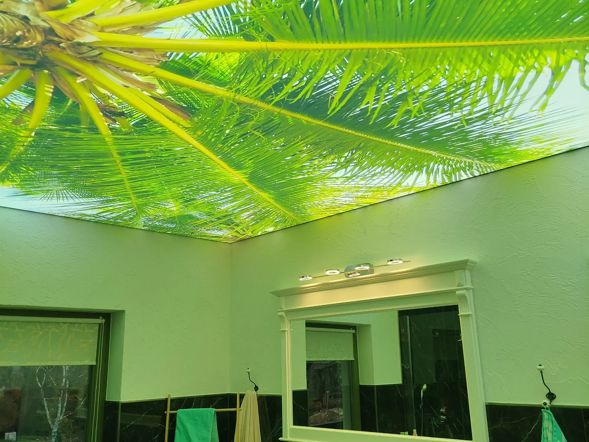 Bedruckte Lichtdecke mit Palmenmotiv im Badezimme