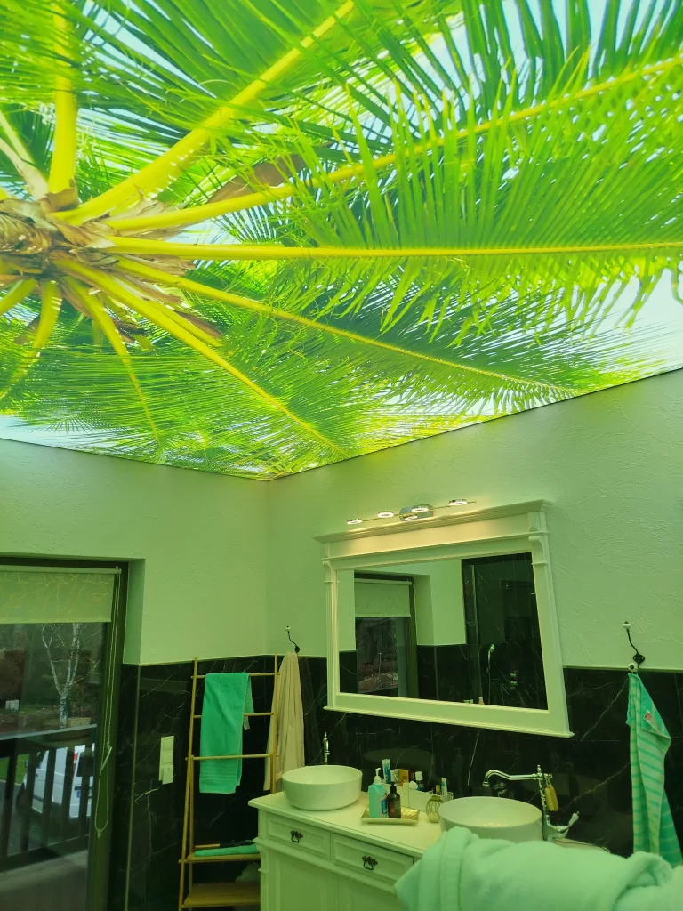 Bedruckte Lichtdecke mit Palmenmotiv im Badezimme