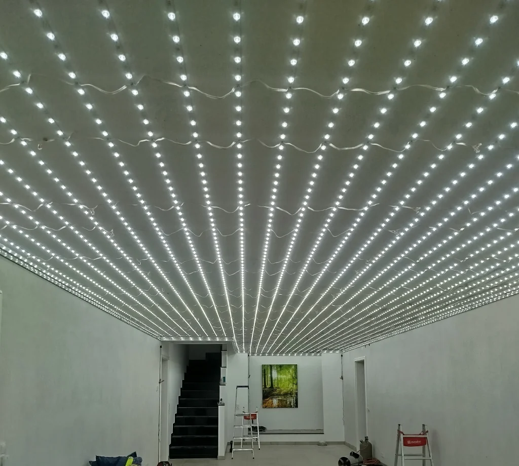Montierte LED-Module für eine Lichtdecke vor der Bespannung der Decke
