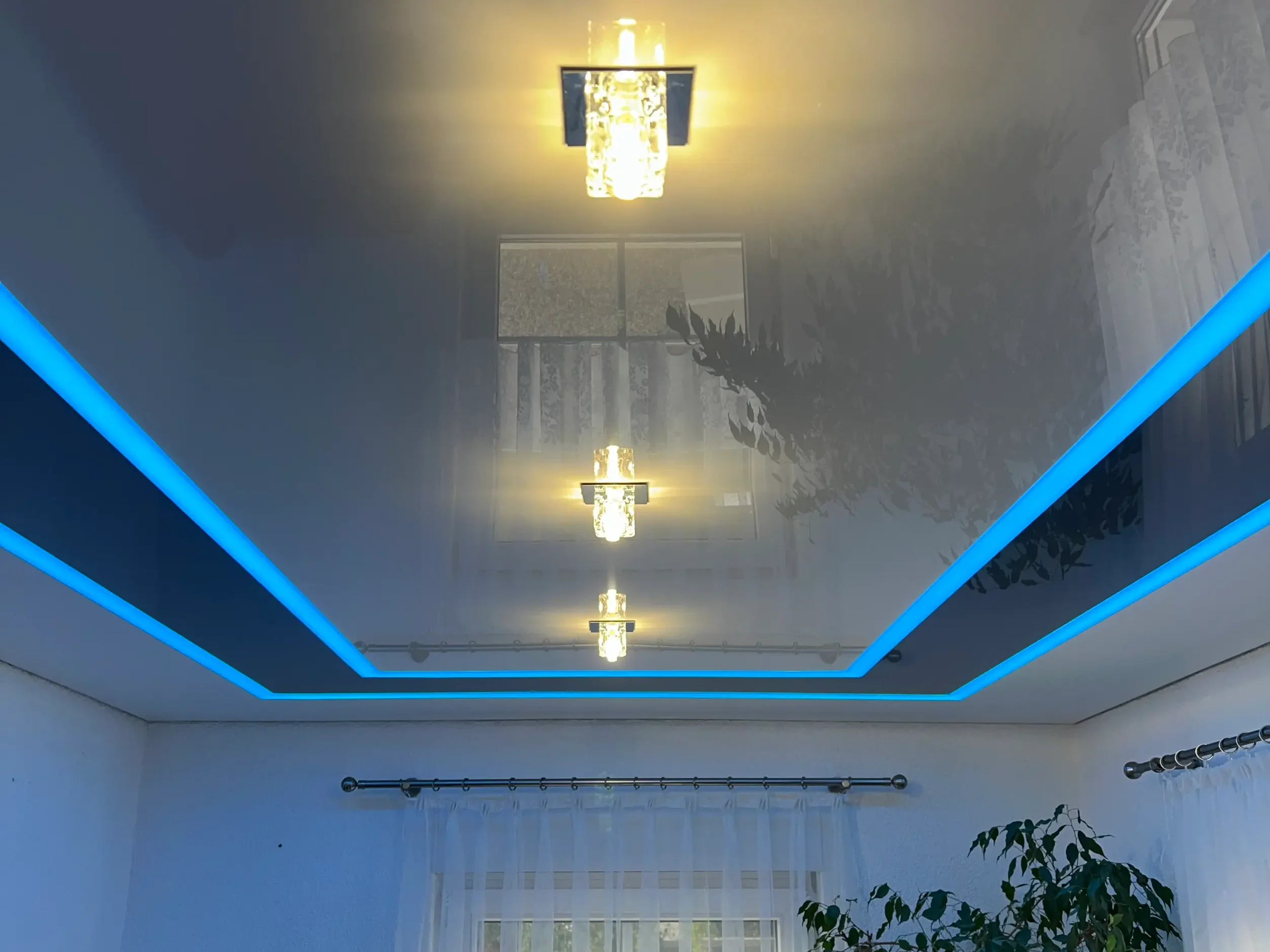 Glanz Spanndecke im Flur mit RGB-Beleuchtung