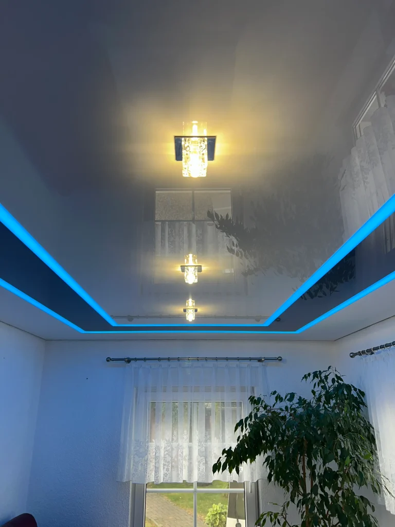 Glanz Spanndecke im Flur mit LED-Beleuchtung