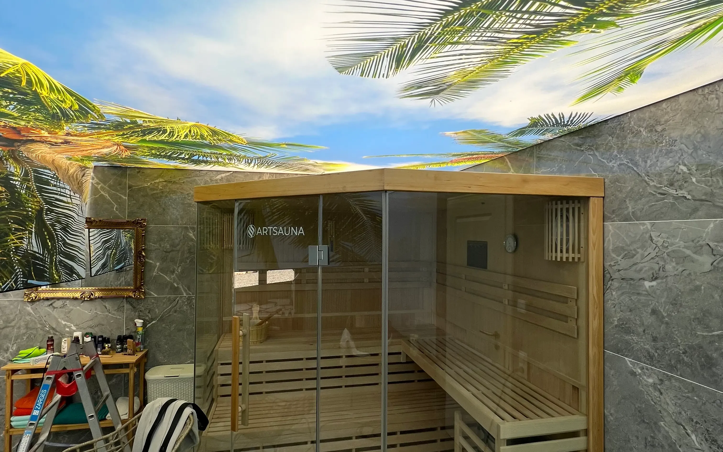 Bedruckte Lichtdecke mit Palmenmotiv und LED-Beleuchtung