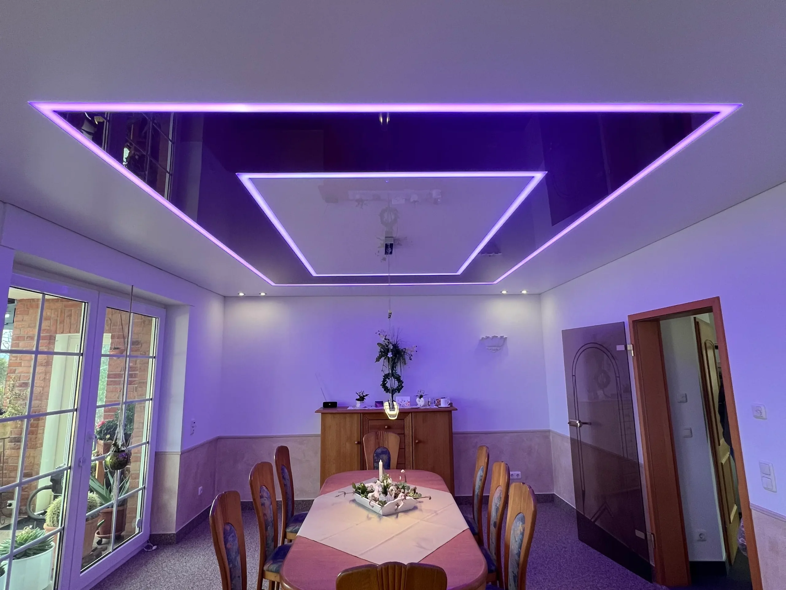 Glanz Spanndecke im Esszimmer mit indirekter LED-Beleuchtung
