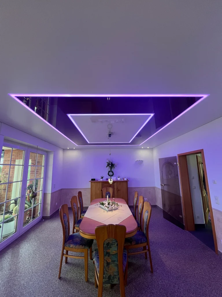 Glanz Spanndecke im Esszimmer mit indirekter LED-Beleuchtung