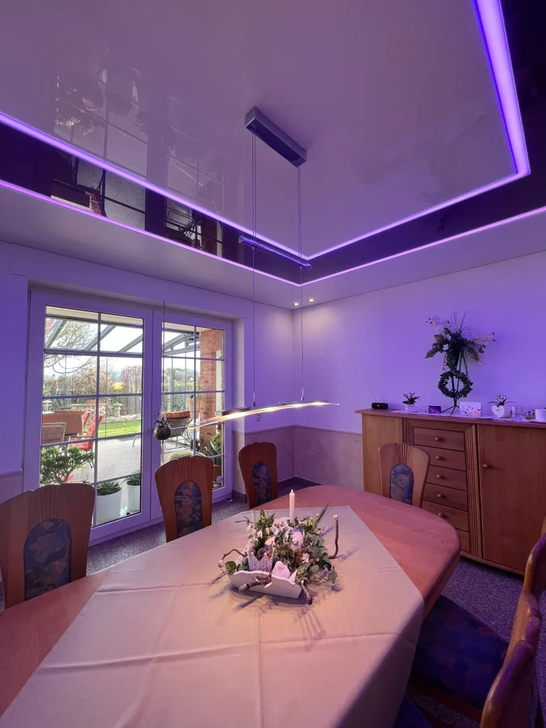 Glanz Spanndecke im Esszimmer mit LED-Beleuchtung