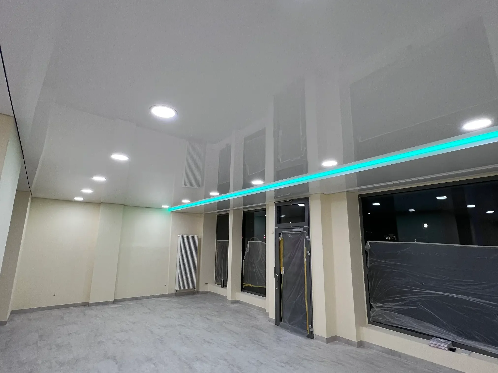 Glanz Spanndecke in einem Gewerberaum mit LED-Beleuchtung