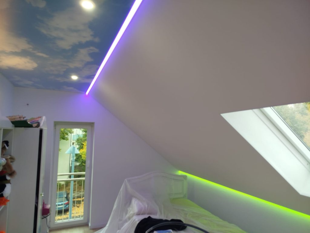 Tuchspanndecke bei Dachschräge mit LED-Lichtlinien im Dachgeschoss