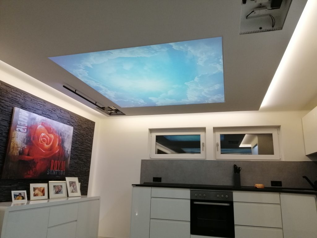 Moderne Küche mit Lichtdecke, Himmelmotiv und indirekter LED-Beleuchtung
