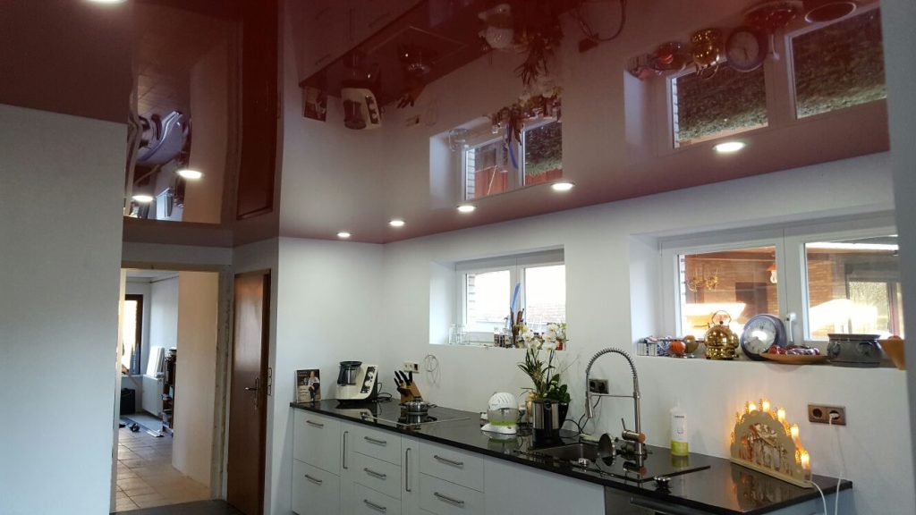 Moderne Küche mit roter Lackspanndecke und integrierten LED-Spots