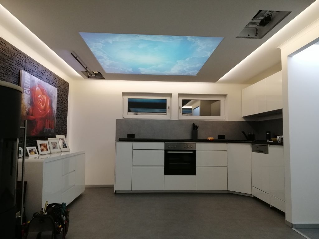 Moderne Küche mit Lichtdecke, Himmelmotiv und indirekter LED-Beleuchtung